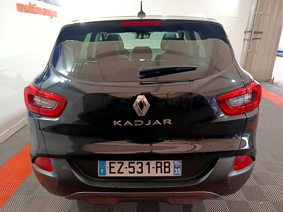 Vue arrière d'un Renault Kadjar noir 2018 avec feux arrière rouges et plaque d'immatriculation française visible.