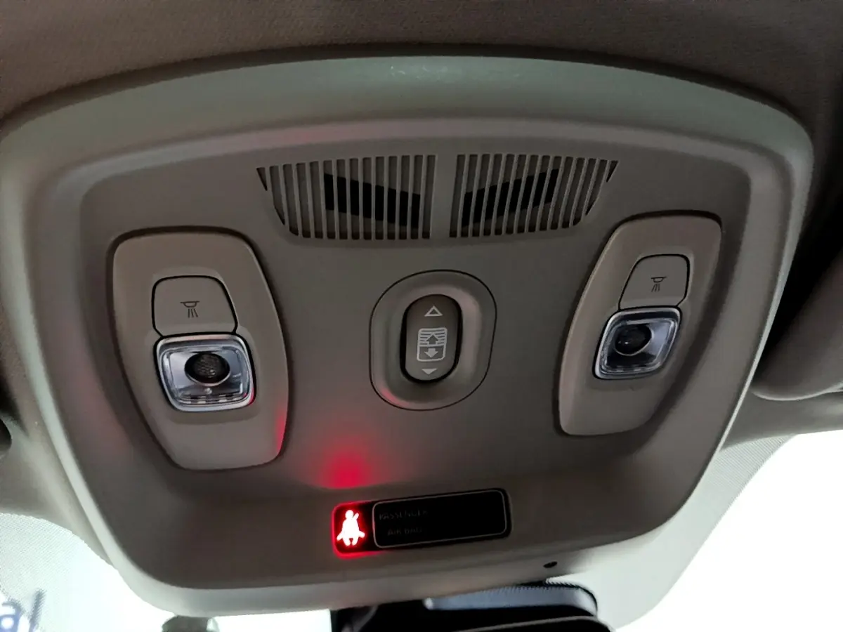 Plafonnier beige avec commandes d'éclairage et indicateur airbag passager allumé dans Renault Kadjar noir 2018