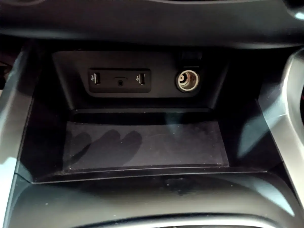 Prise USB double et prise 12V dans la console centrale noire du Renault Kadjar Intens Energy TCe 130 2018.