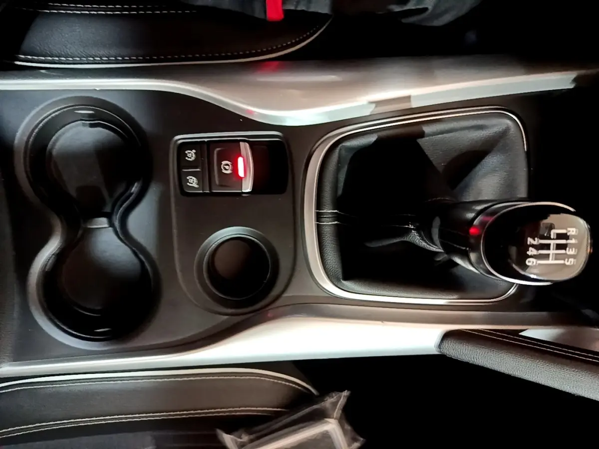Vue rapprochée de la console centrale noire du Renault Kadjar Intens 2018 avec levier de vitesses manuel et frein à main électrique.