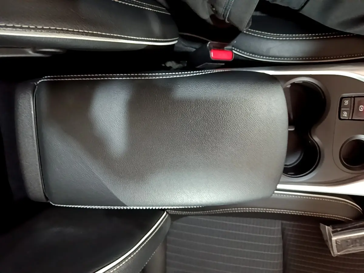 Vue plongeante sur l'accoudoir central noir avec surpiqûres blanches du Renault Kadjar Intens 2018