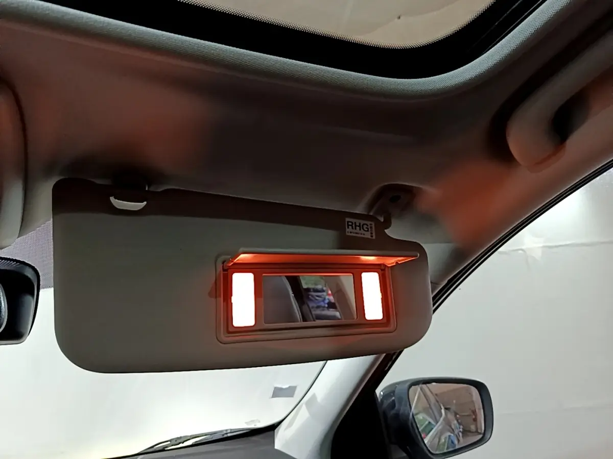 Miroir de courtoisie éclairé sur pare-soleil côté conducteur dans l'habitacle d'un Renault Kadjar noir de 2018.