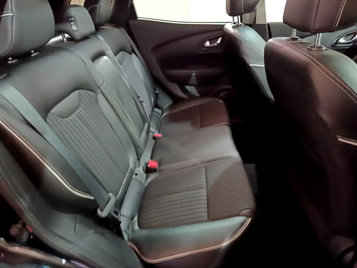 Vue intérieure du siège arrière noir du Renault Kadjar Intens Energy TCe 130 avec ceintures et appuie-têtes visibles.