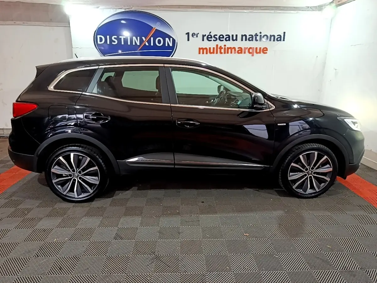 Profil droit du Renault Kadjar Intens Energy TCe 130 noir, avec jantes alliage et barres de toit chromées.