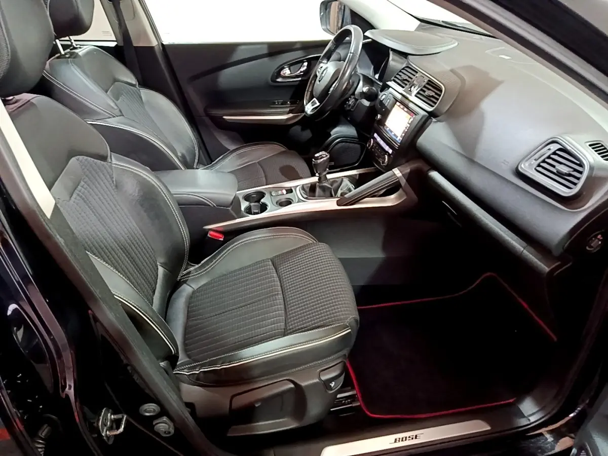 Intérieur noir du Renault Kadjar Intens 2018, vue côté conducteur avec tableau de bord et sièges en tissu et cuir.