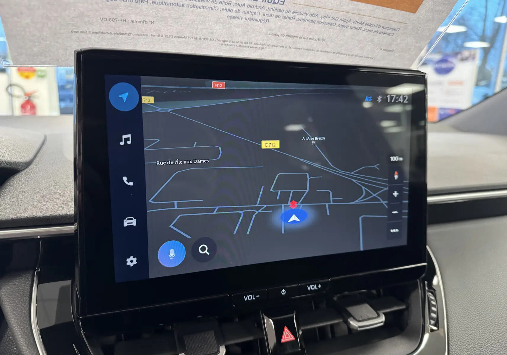 Écran tactile central affichant la navigation GPS dans l’habitacle d’une Suzuki Swace bleue, vue intérieure avant.