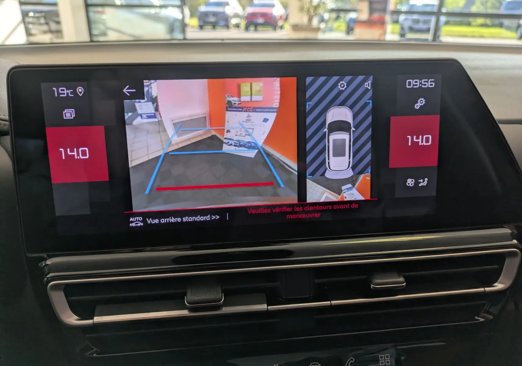 Écran tactile intérieur du Citroën C5 Aircross hybride 2025 montrant la caméra de recul et l'affichage de la température à 14°C.