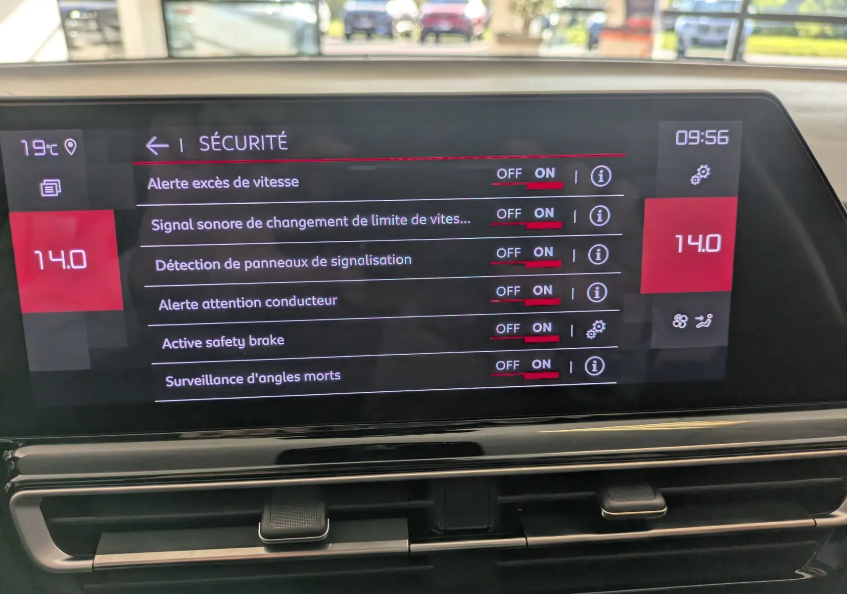 Écran tactile intérieur du Citroën C5 Aircross hybride gris platinium, affichant les réglages de sécurité du véhicule.