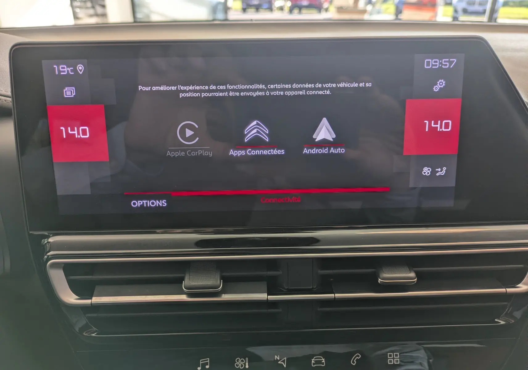 Écran tactile central du Citroën C5 Aircross gris platinium, affichant les options Apple CarPlay et Android Auto.