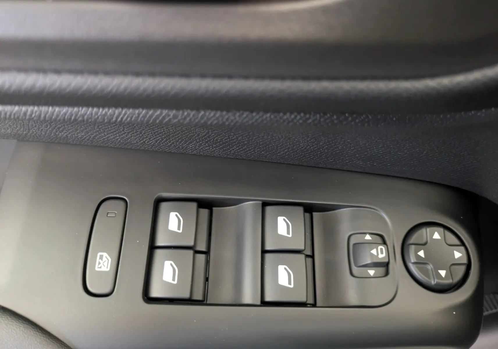 Commande des vitres électriques et réglage des rétroviseurs côté conducteur dans un Citroën C5 Aircross hybride gris platinium.