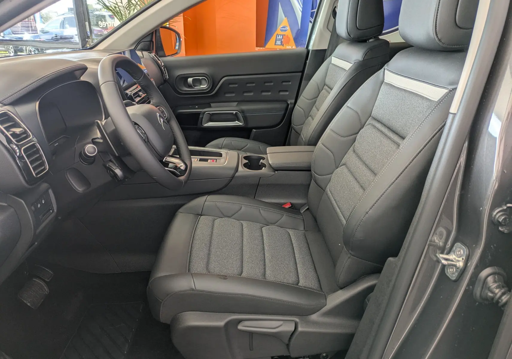 Vue intérieure côté conducteur du Citroën C5 Aircross gris platinium, sièges tissu/TEP et volant cuir croûte.