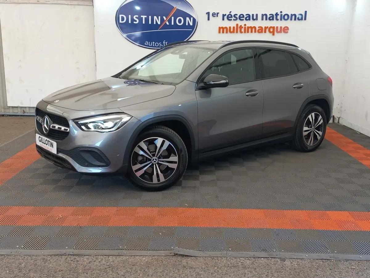 Mercedes GLA 200 Business Line gris foncé vue 3/4 avant droit, avec jantes distinctives et phares LED allumés.