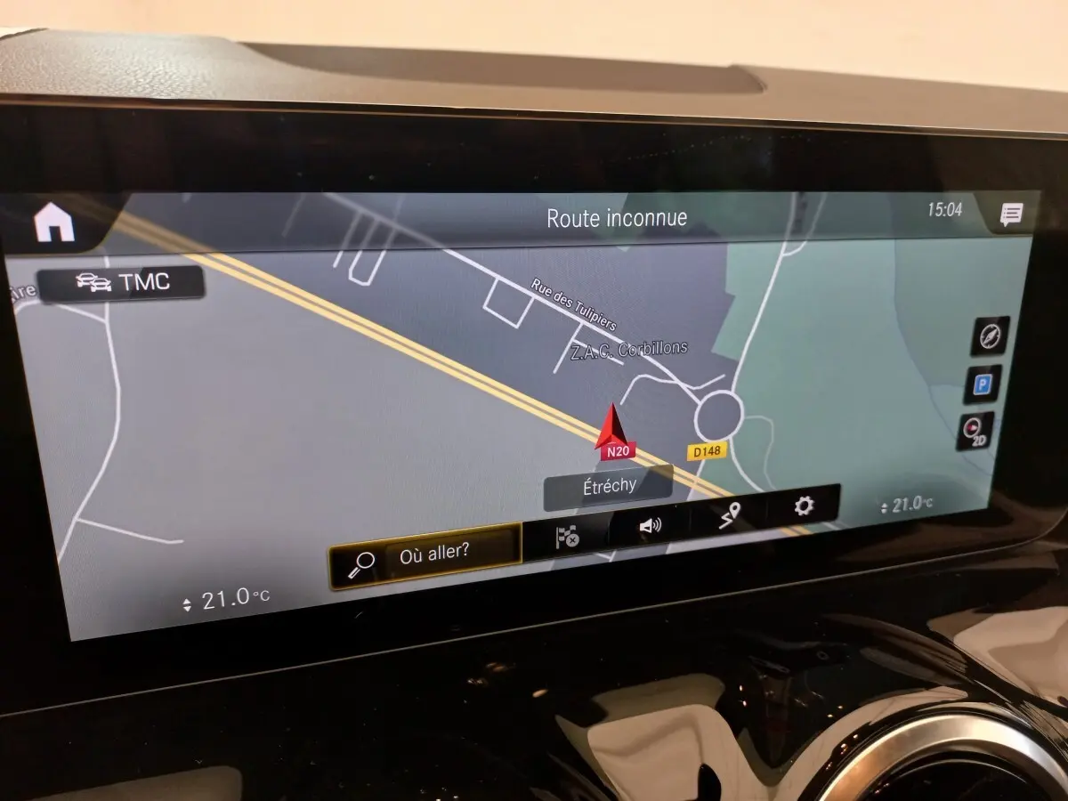 Écran tactile du système de navigation 10,3 pouces du Mercedes GLA 200 Business Line, affichant une carte en intérieur.