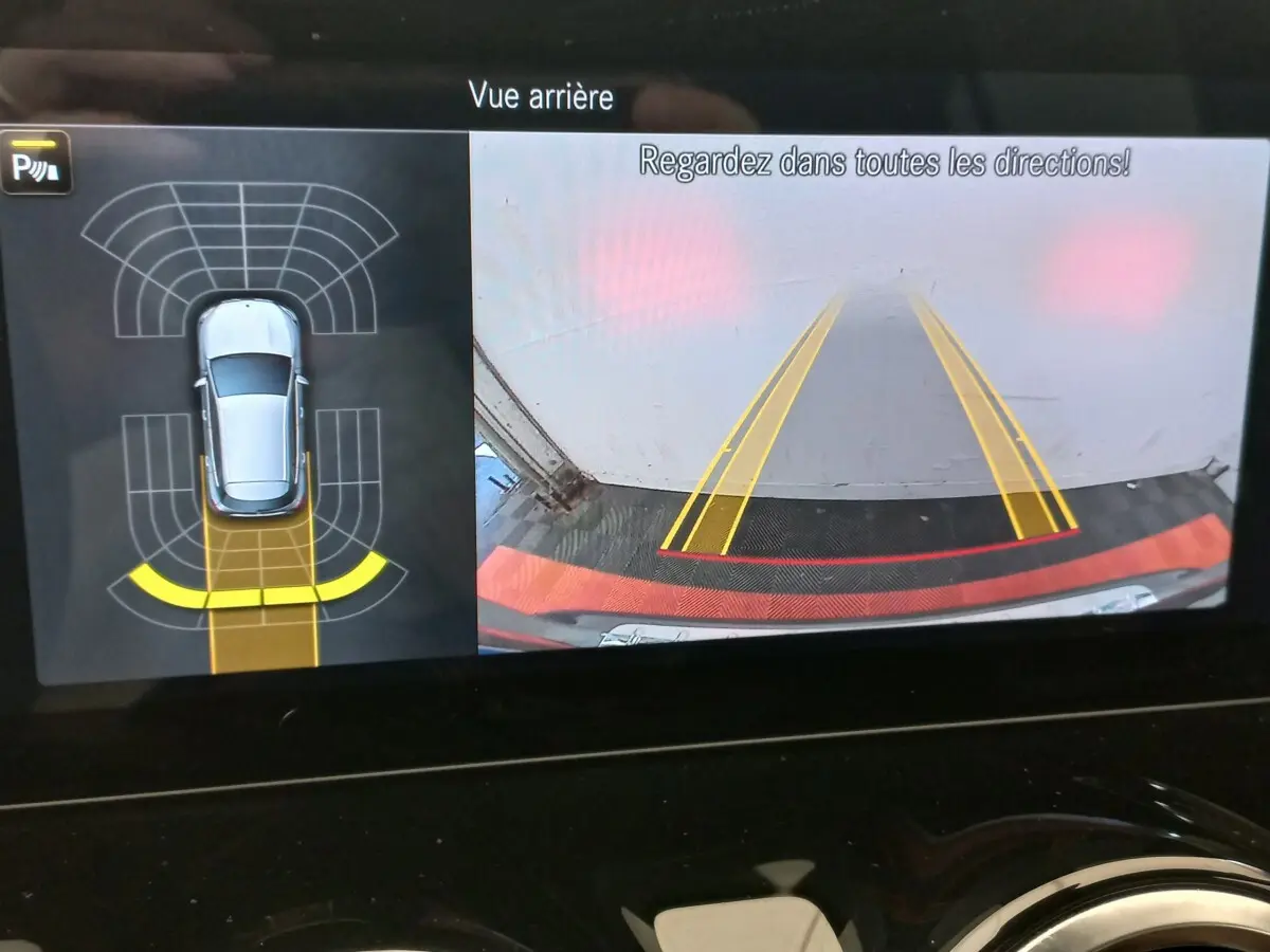 Affichage caméra de recul et capteurs de stationnement du Mercedes GLA 200 Business Line essence gris foncé, vue arrière.