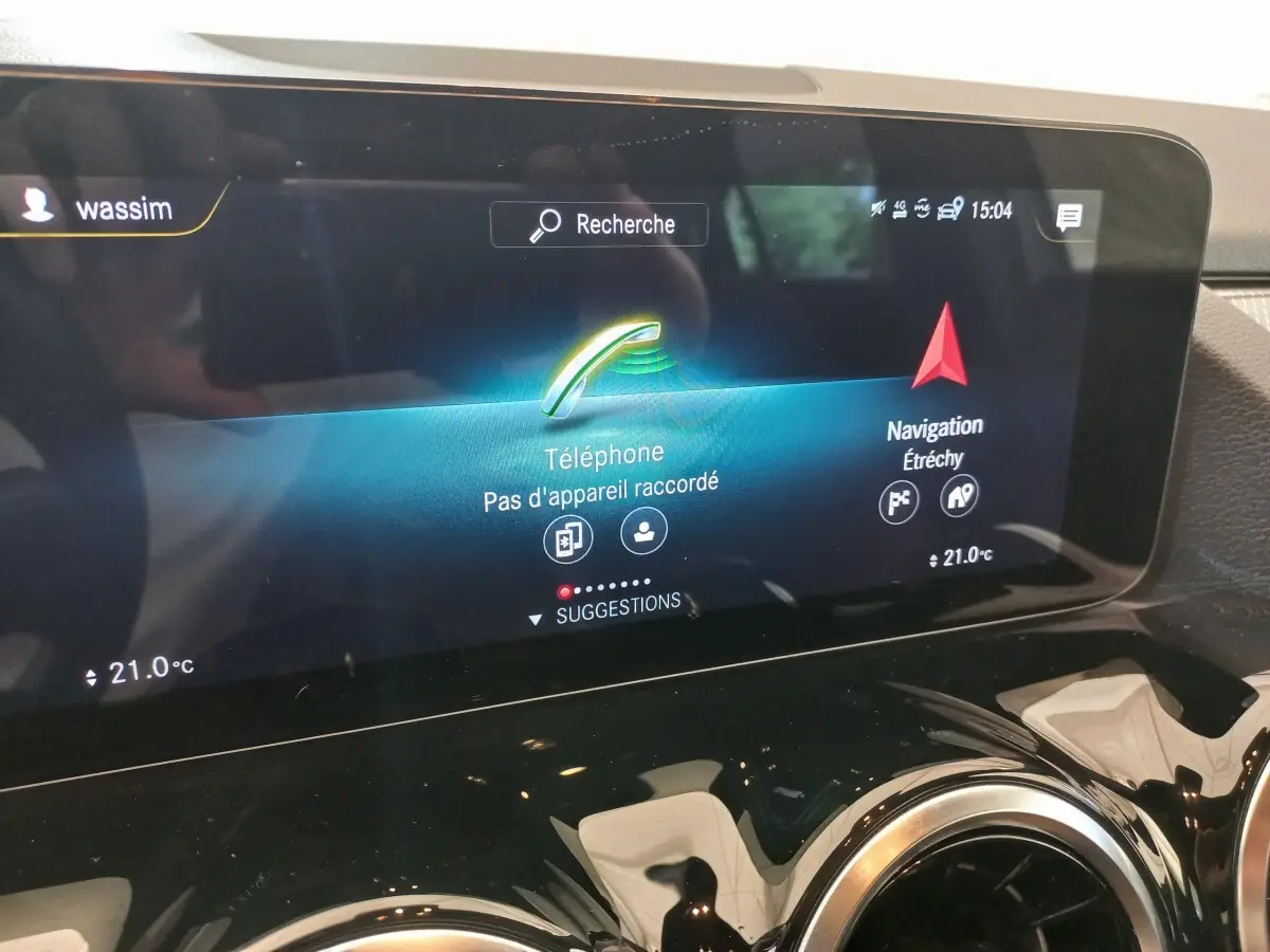 Écran tactile central affichant navigation et téléphone dans l’habitacle d’une Mercedes GLA 200 Business Line 2021.