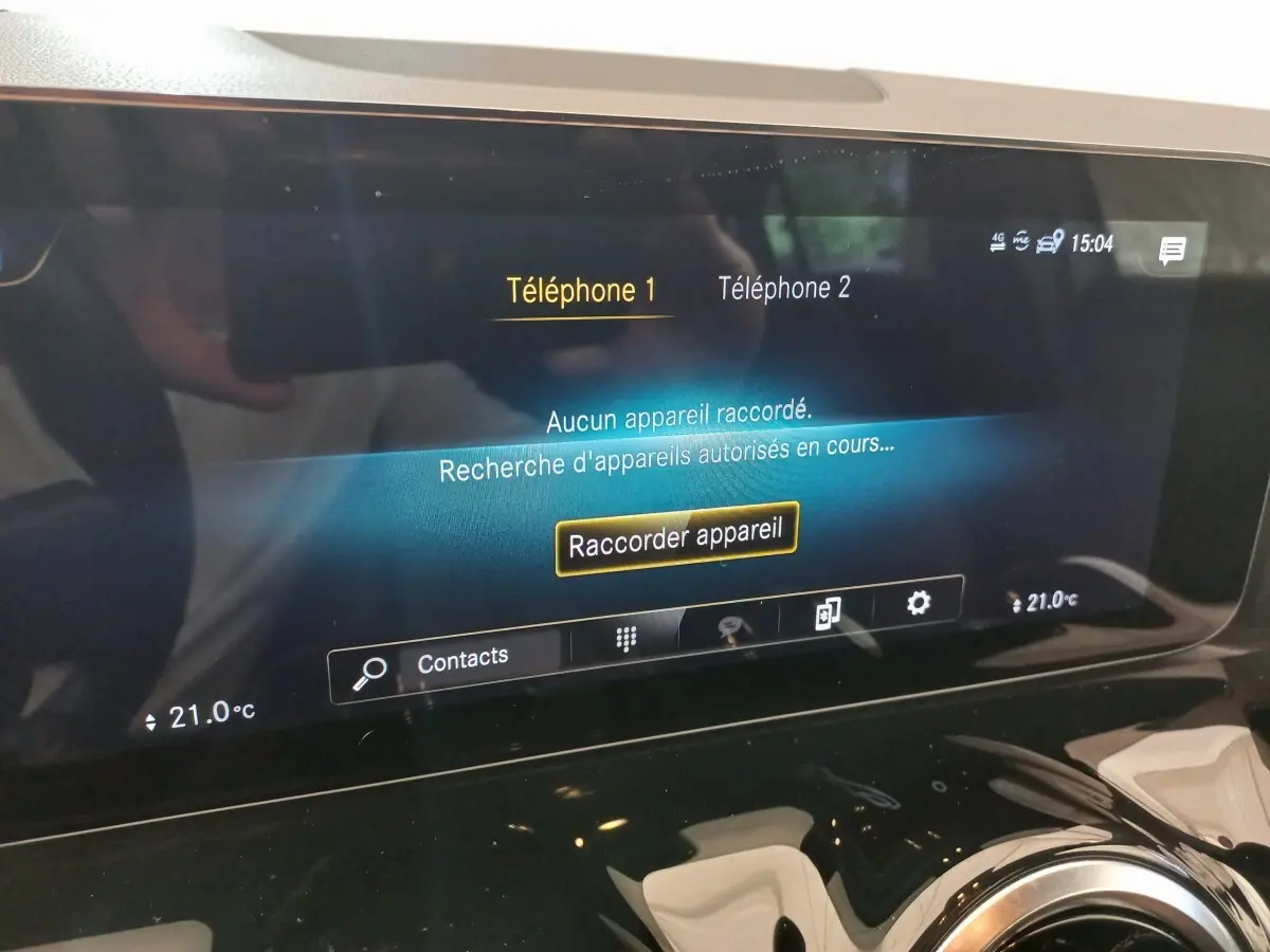 Écran tactile central du tableau de bord du Mercedes GLA 200 Business Line 2021 affichant la connexion Bluetooth.