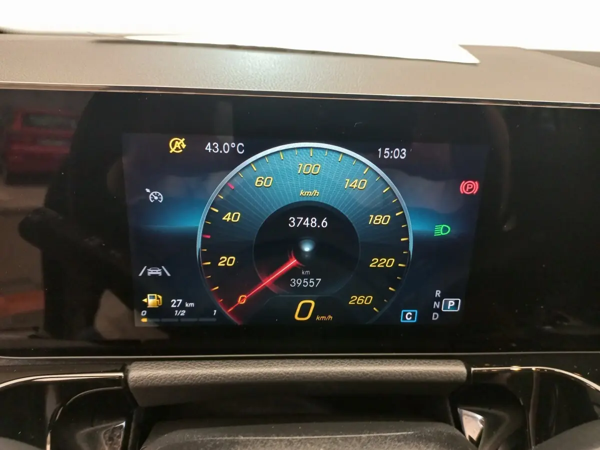 Affichage numérique du tableau de bord du Mercedes GLA 200 Business Line, vitesse à 0 km/h, température 43°C, mode parking activé.