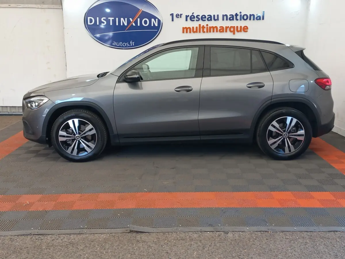 Vue latérale droite d'un Mercedes GLA 200 Business Line gris foncé avec jantes alliage et toit noir.