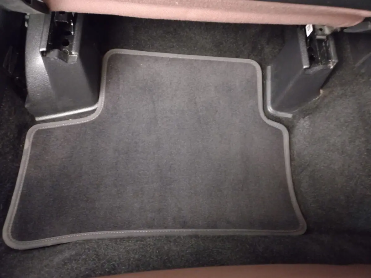 Tapis de sol noir vu de dessus à l'arrière d'un Mercedes GLA 200 Business Line gris foncé.