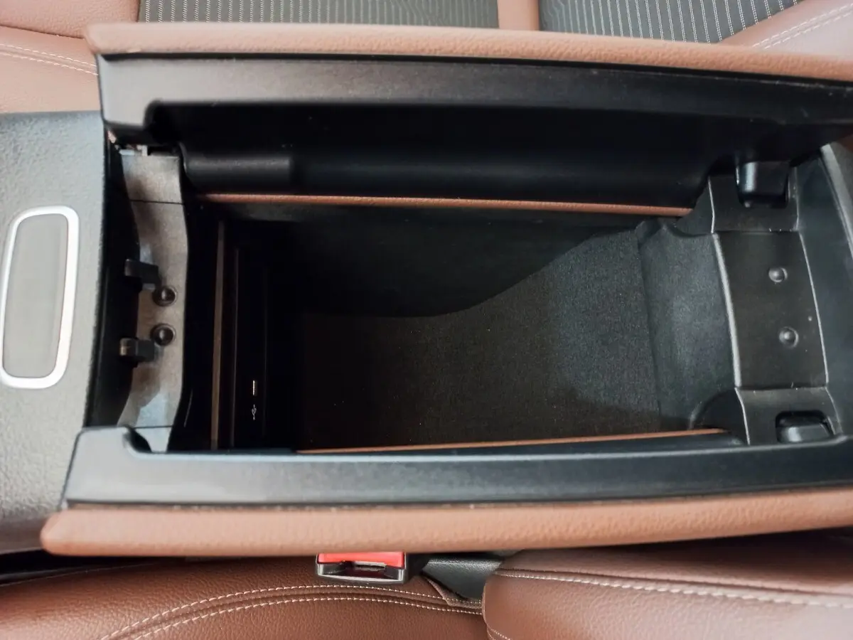 Vue plongeante sur le rangement central intérieur en cuir marron du Mercedes GLA 200 Business Line 2021.