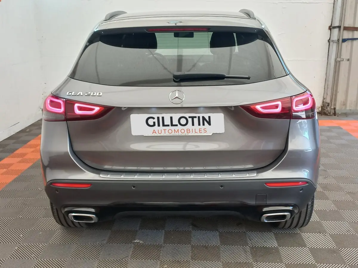 Vue arrière d’un Mercedes GLA 200 gris foncé avec feux LED allumés et double sortie d’échappement rectangulaire.