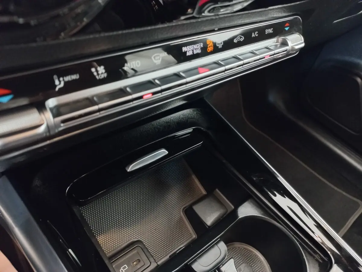 Vue rapprochée de la console centrale noire du Mercedes GLA 200 Business Line 2021, avec commandes climatisation et ports USB visibles.