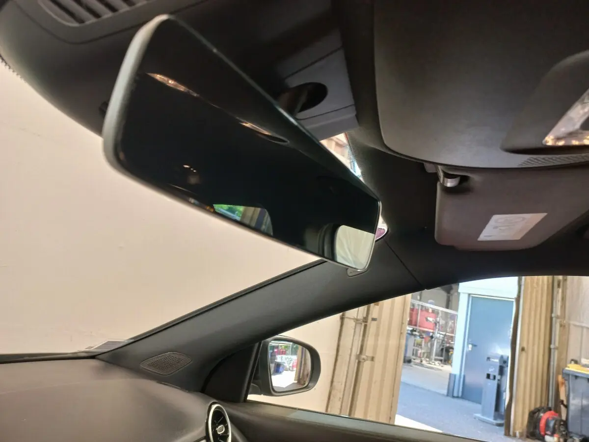 Vue intérieure côté conducteur du rétroviseur et du plafond noir du Mercedes GLA 200 Business Line gris foncé 2021.