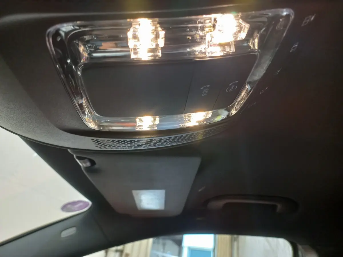 Plafonnier intérieur allumé avec boutons SOS et appel dans un Mercedes GLA 200 Business Line gris foncé, vue de l’habitacle.
