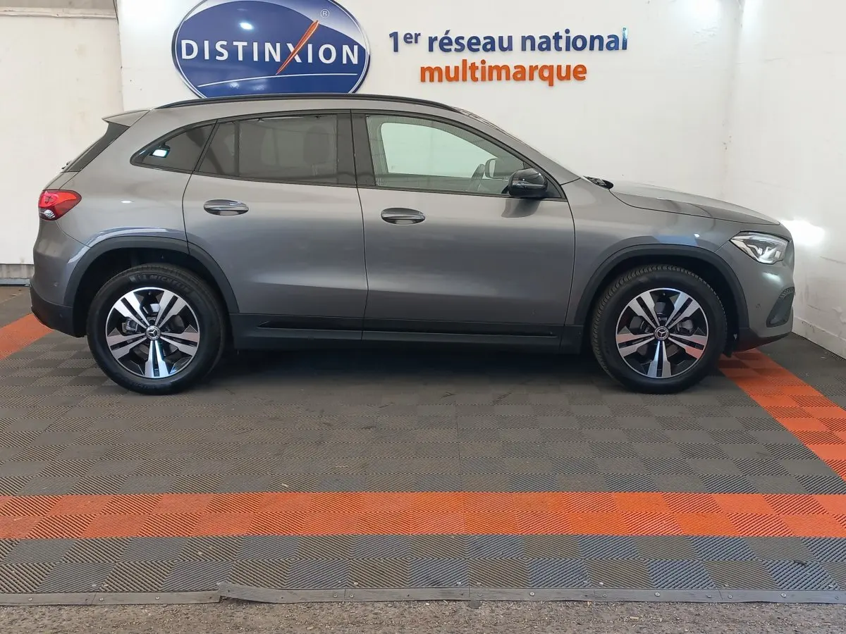 Vue latérale droite d'un Mercedes GLA 200 Business Line gris foncé, avec jantes alliage et rétroviseurs noirs.