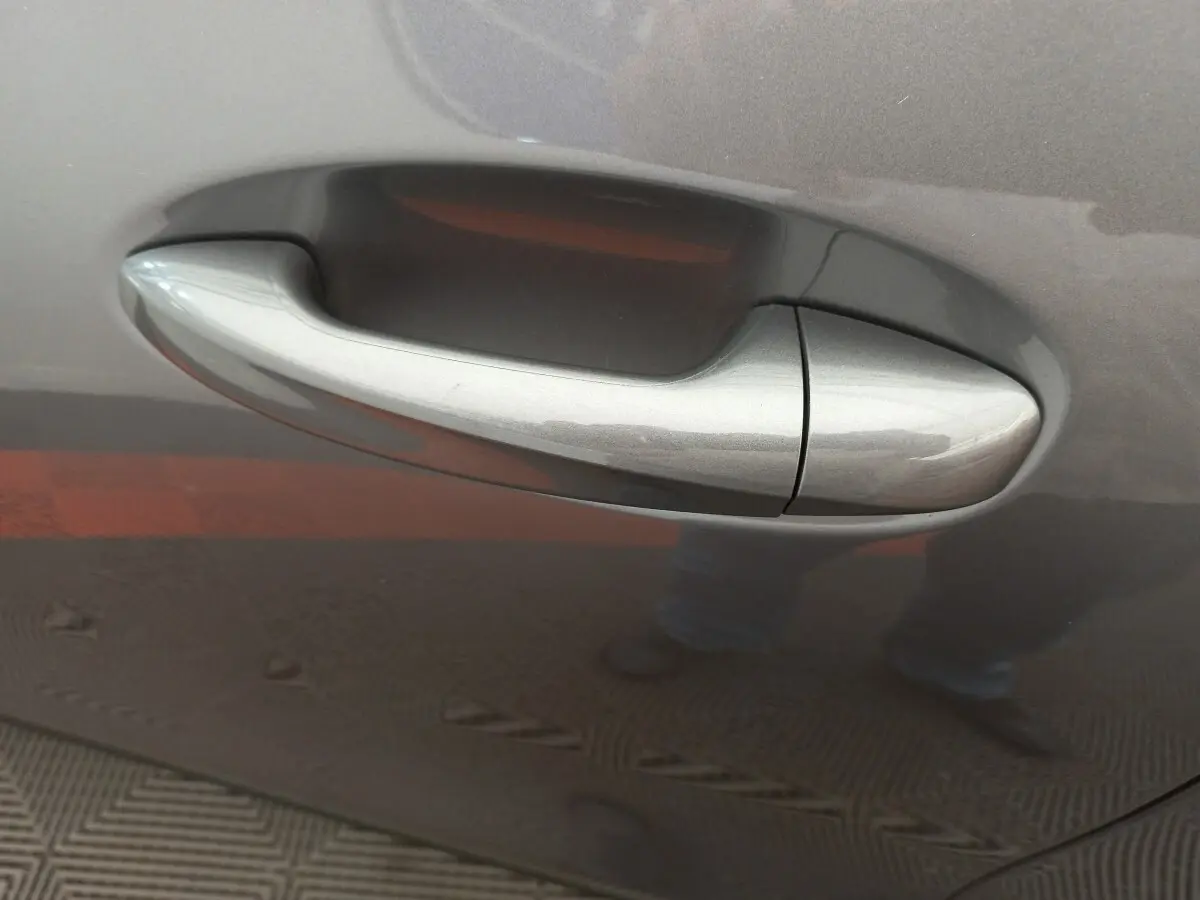 Poignée de porte côté gauche gris foncé d'une Mercedes GLA 200 Business Line 2021, vue rapprochée.