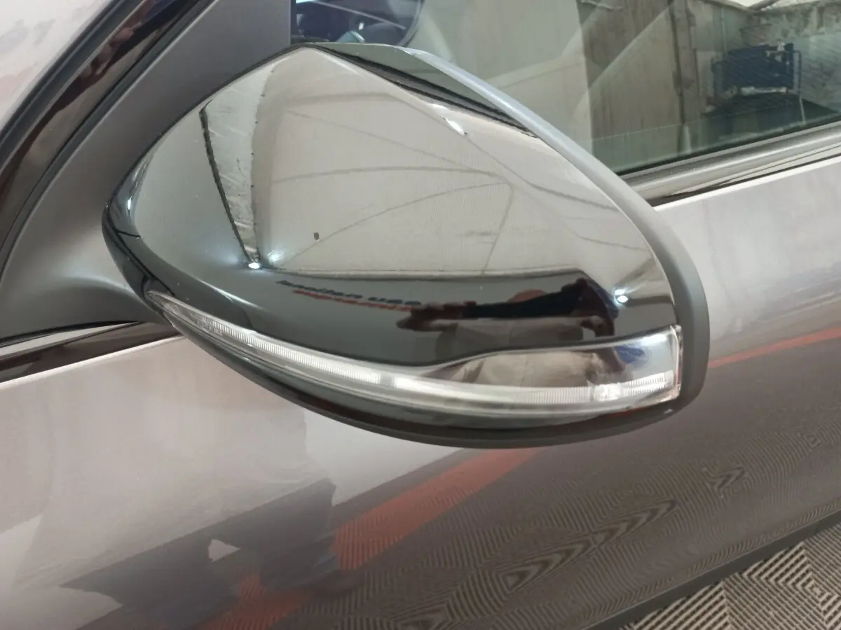 Rétroviseur droit noir brillant avec clignotant intégré sur Mercedes GLA gris foncé, vue rapprochée côté passager.