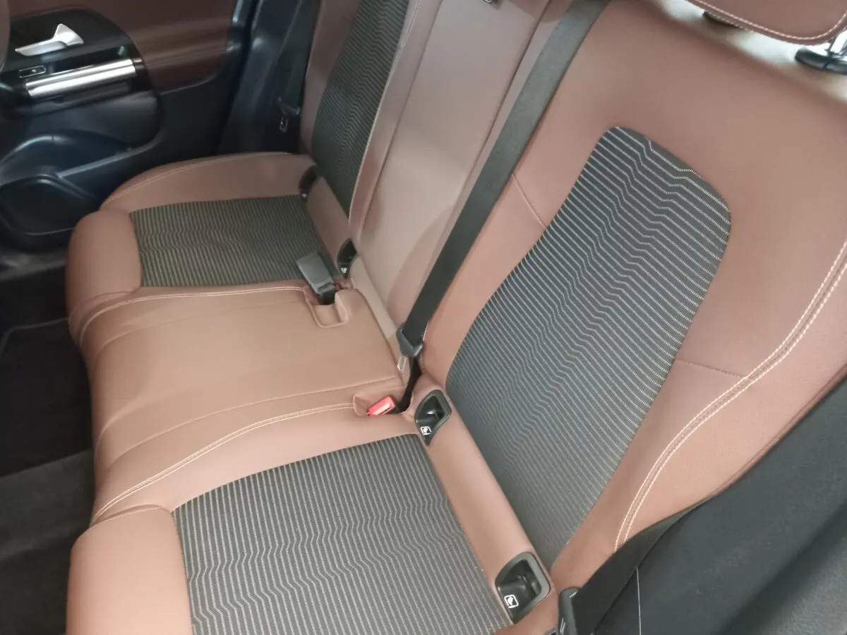 Vue intérieure côté droit sur la banquette arrière marron et noire du Mercedes GLA 200 Business Line 2021.