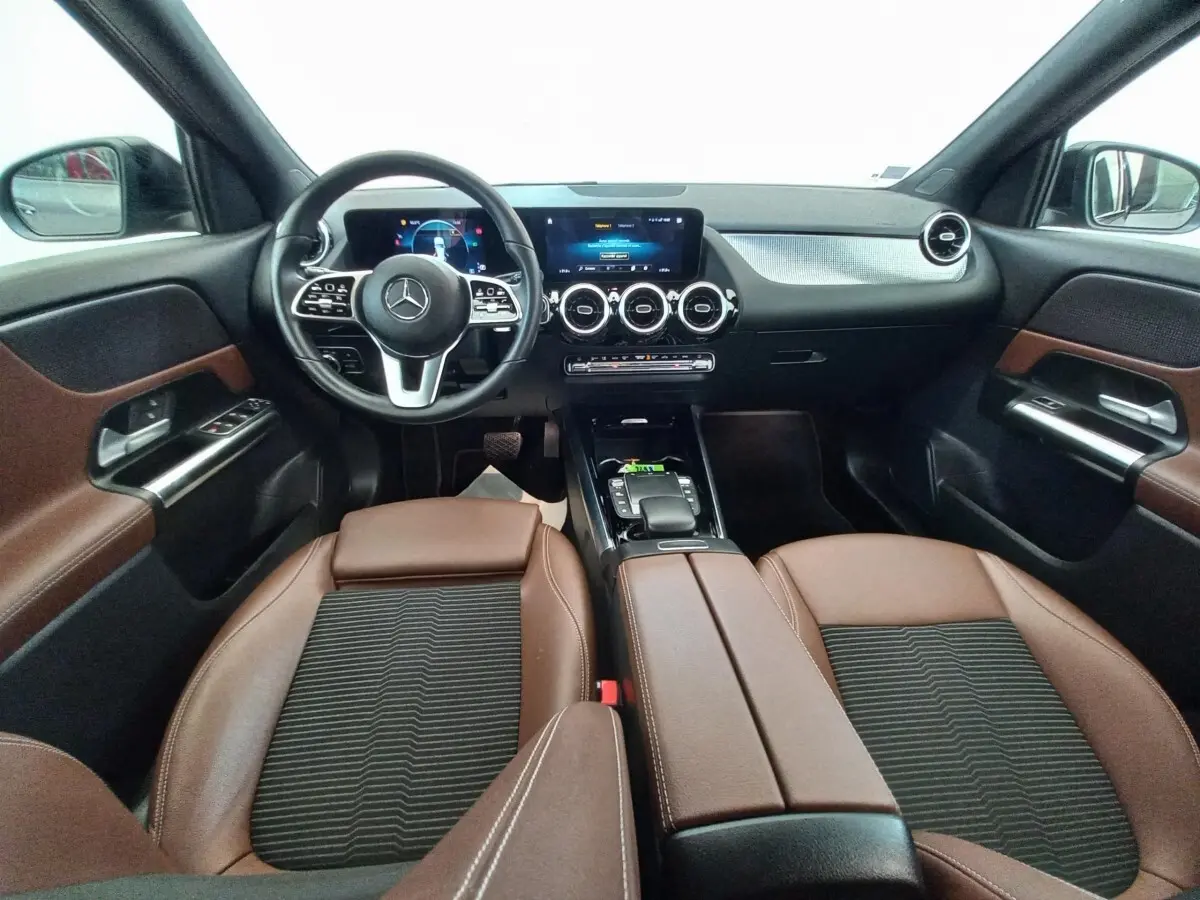 Vue intérieure avant du Mercedes GLA 200 Business Line 2021 avec sièges marron et tableau de bord numérique.
