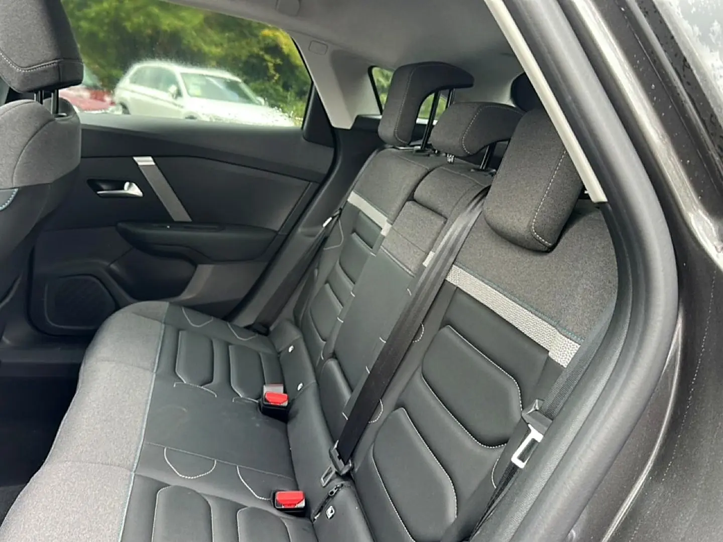 Vue intérieure côté droit de la banquette arrière gris foncé et tissu sur la Citroën C4 1.5 BlueHDi 130 Max automatique 2024.
