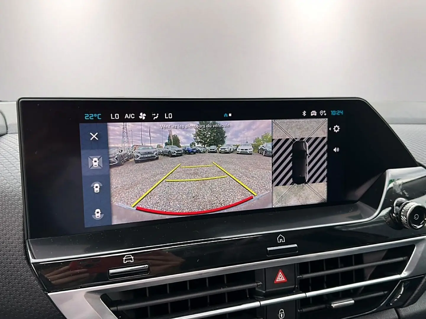 Écran tactile intérieur de la Citroën C4 2024 montrant la caméra de recul et l’aide au stationnement.