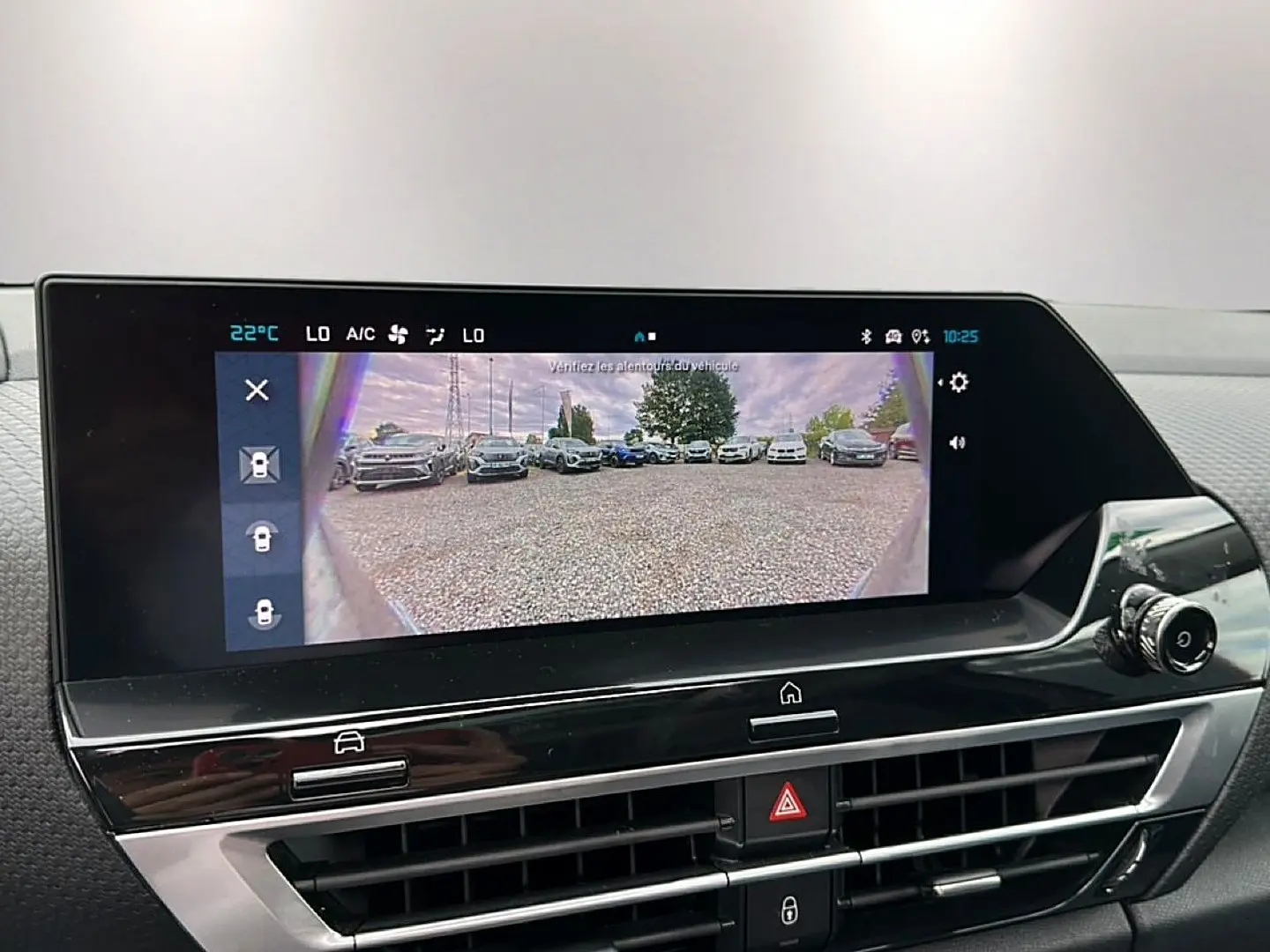 Écran tactile intérieur montrant la caméra de recul dans une Citroën C4 gris, vue de face du tableau de bord.