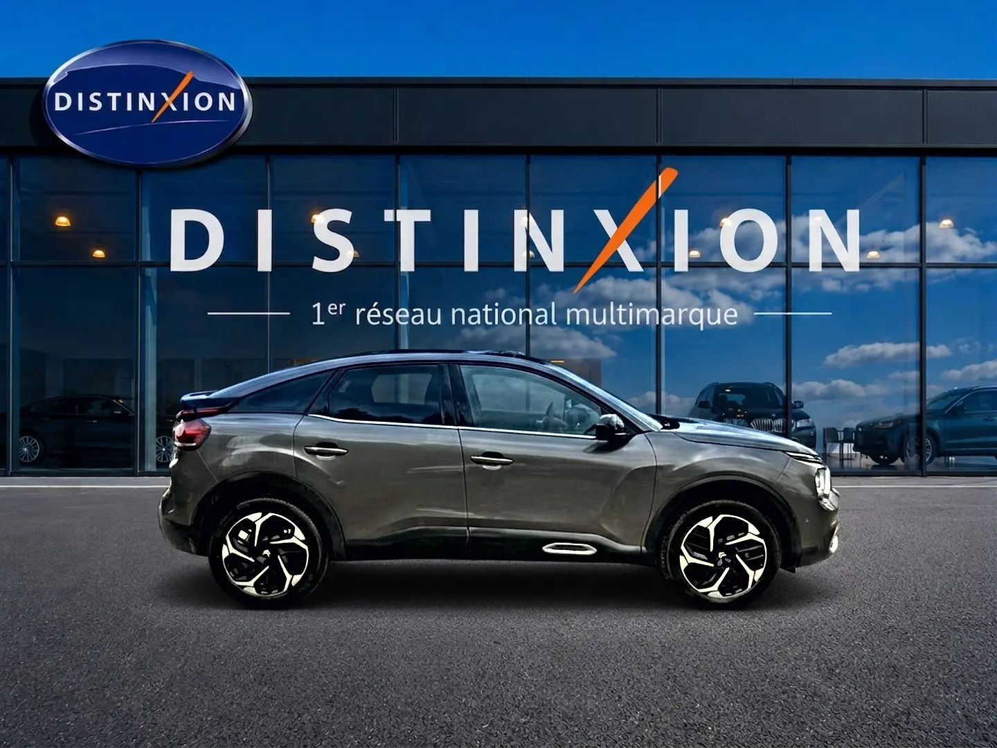 Profil droit d'une Citroën C4 1.5 BlueHDi 130 gris métallisé avec jantes alliage noires et chromées.