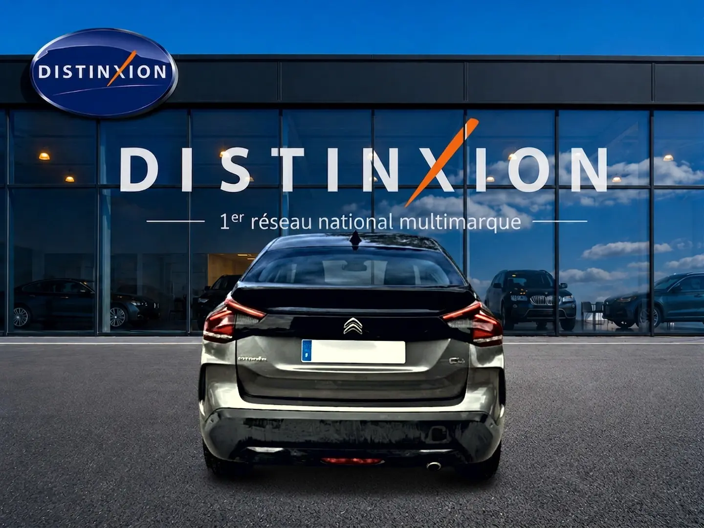 Vue arrière d'une Citroën C4 gris métallisé 2024, avec feux LED caractéristiques et logo distinctif au centre.