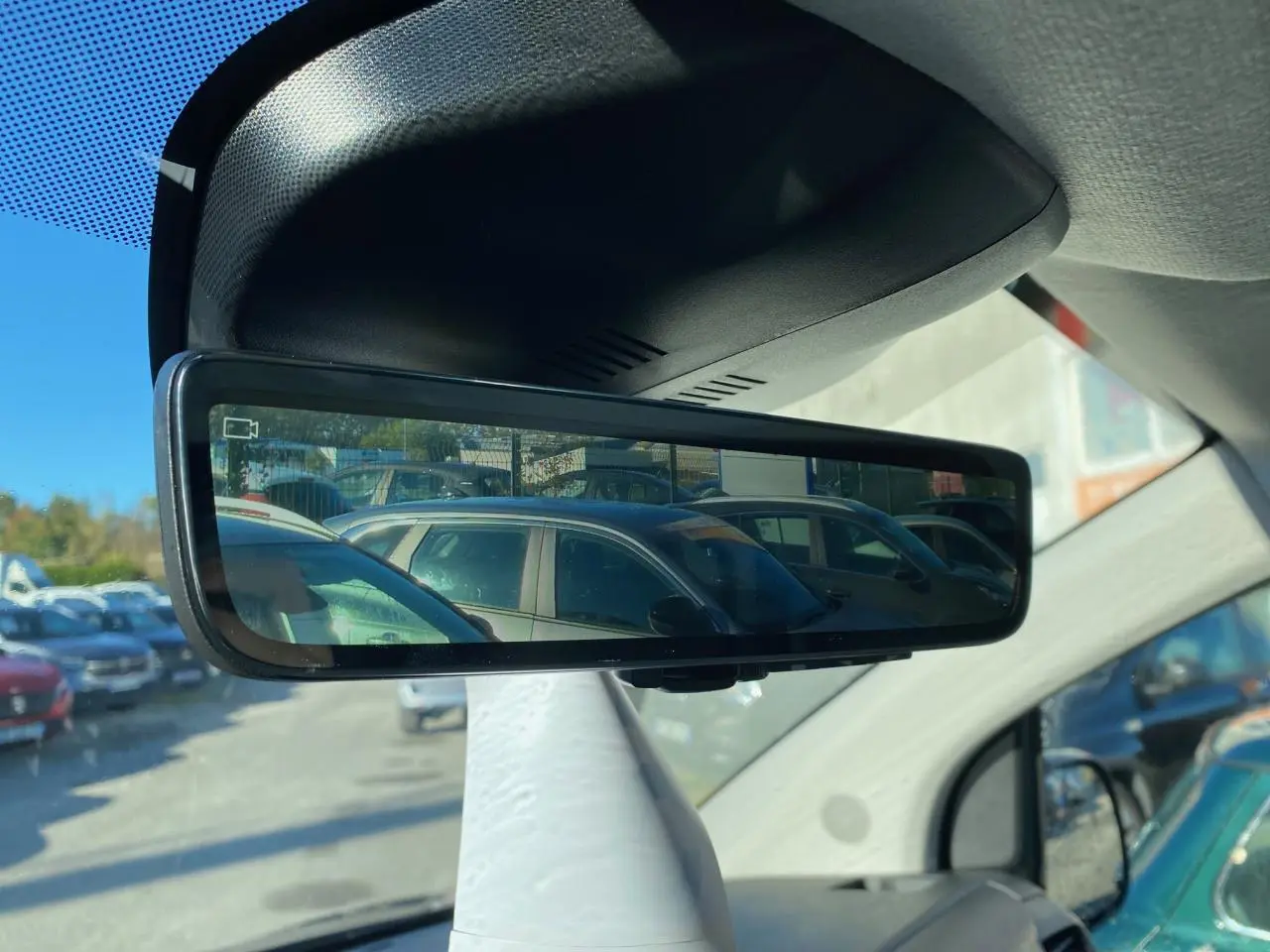 Vue intérieure du rétroviseur numérique du Peugeot Expert Fourgon gris titane, affichant la caméra arrière 180°.