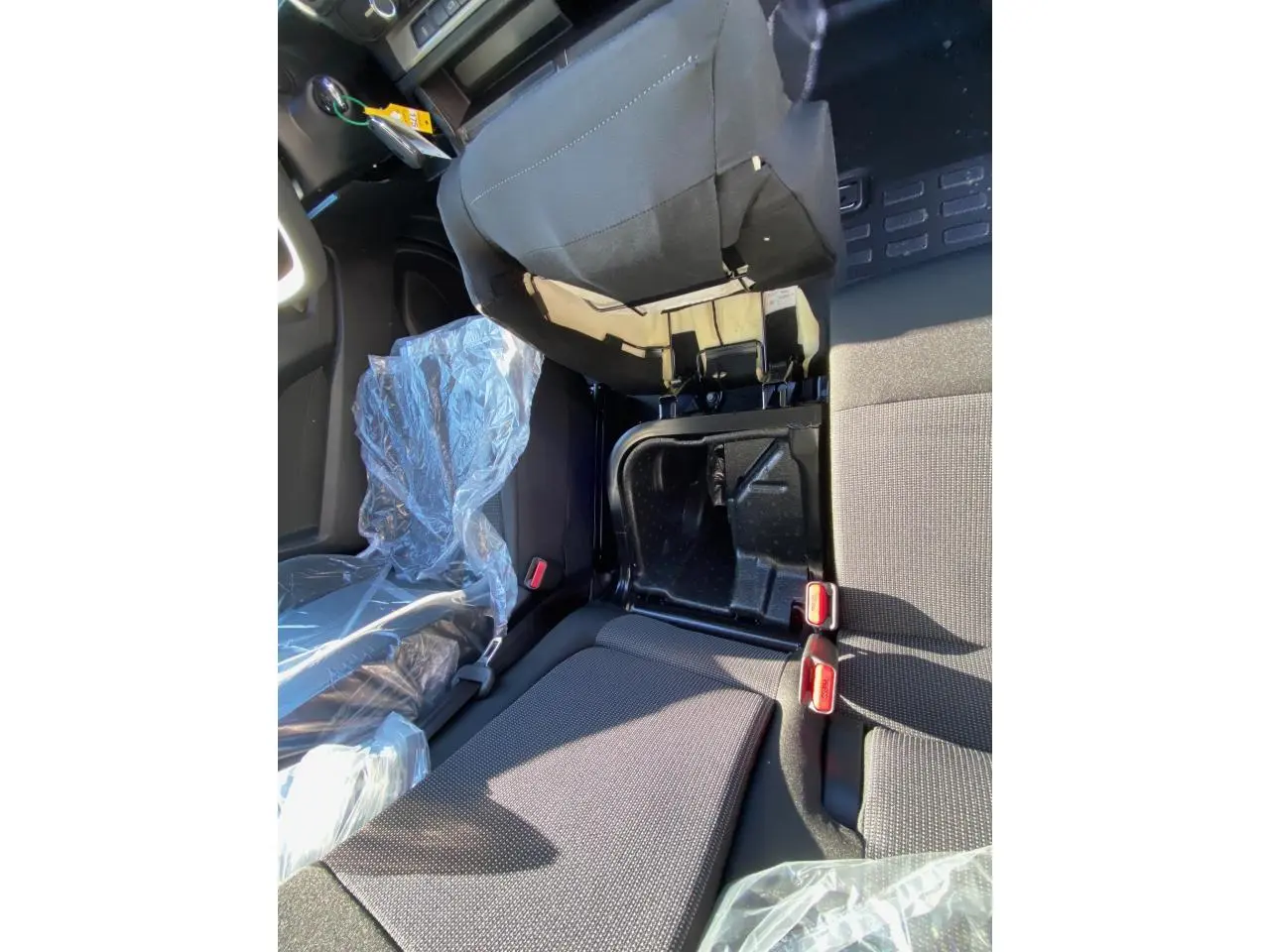 Vue intérieure du siège passager relevé du Peugeot Expert Fourgon gris titane, montrant le rangement sous assise.