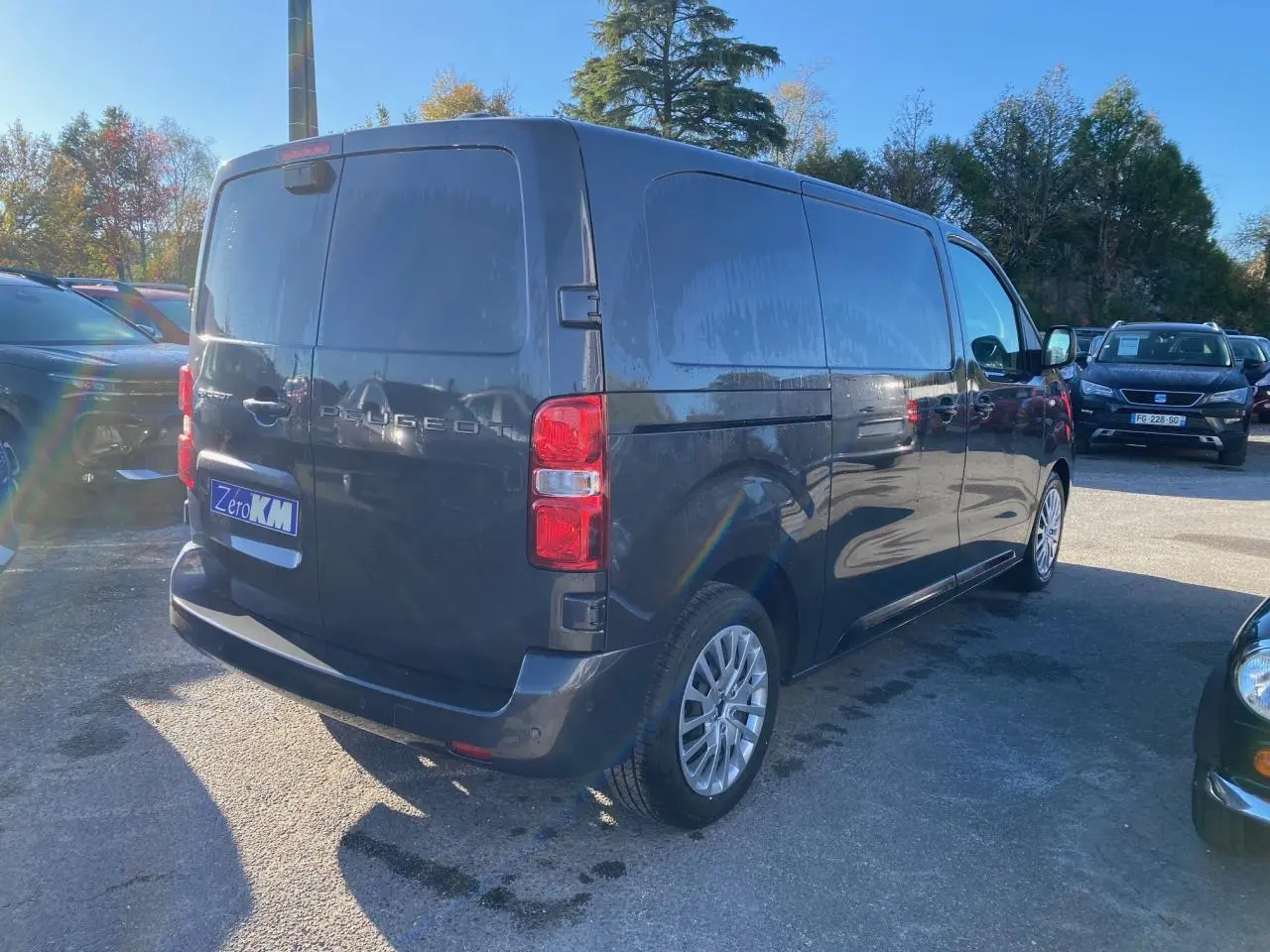 Vue 3/4 arrière droit du Peugeot Expert Fourgon gris titane avec vitres arrière opaques et jantes alliage.