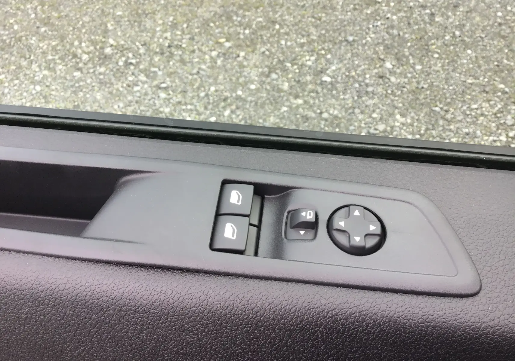 Panneau de commande des vitres et rétroviseurs côté conducteur sur porte intérieure grise d'un Citroën Jumpy Cabine Approfondie.