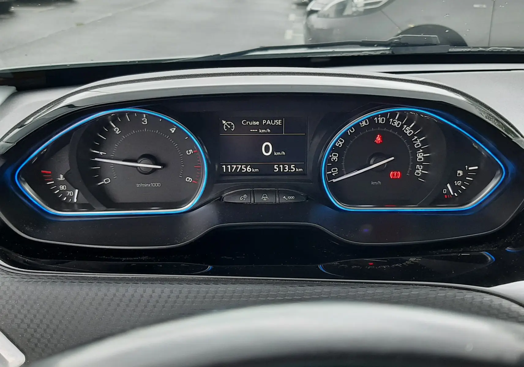Vue rapprochée du tableau de bord numérique du Peugeot 2008 diesel 2017, affichant 117756 km et vitesse à zéro.