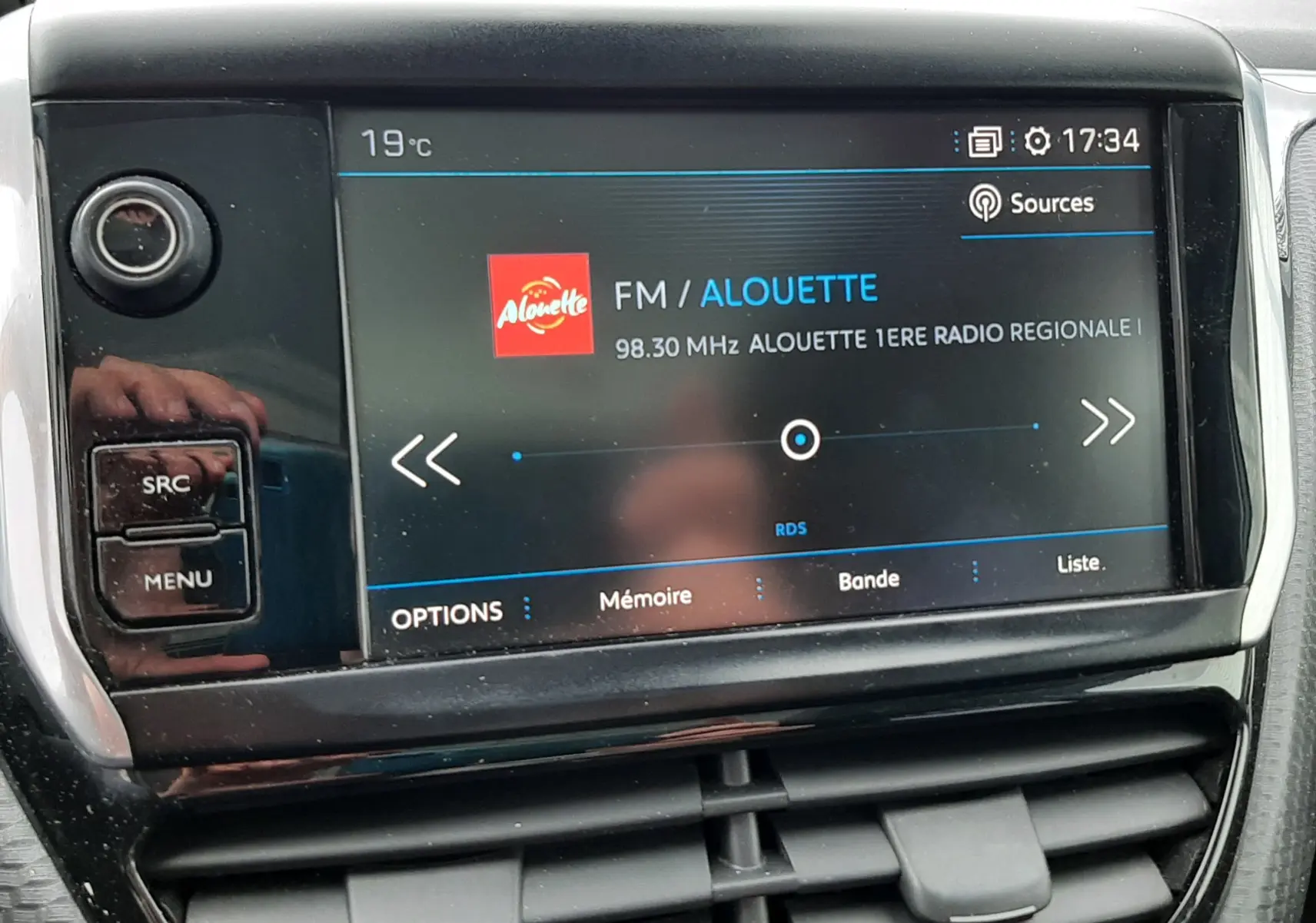 Écran tactile central de la Peugeot 2008 2017 affichant la radio FM Alouette sur fond noir brillant.