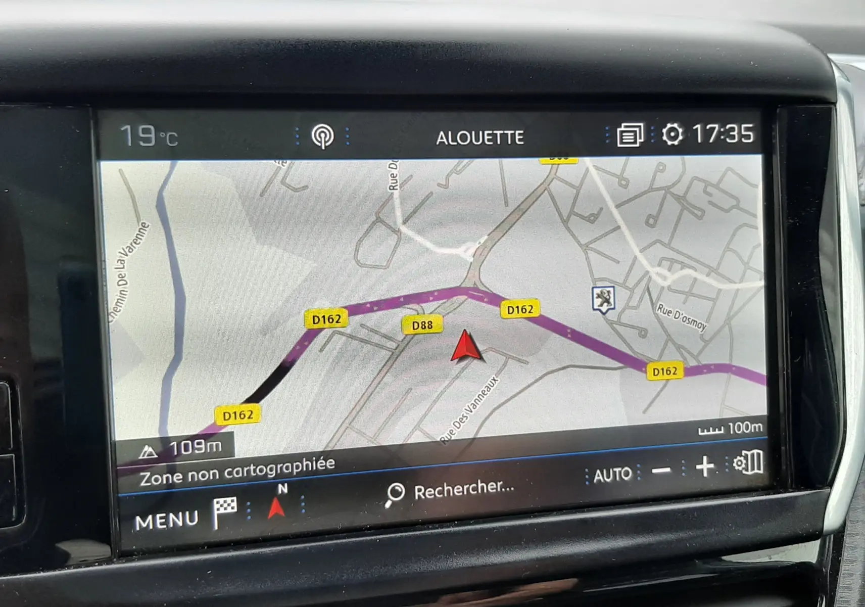 Écran tactile du système de navigation du Peugeot 2008 2017 affichant une carte routière avec itinéraire en violet.