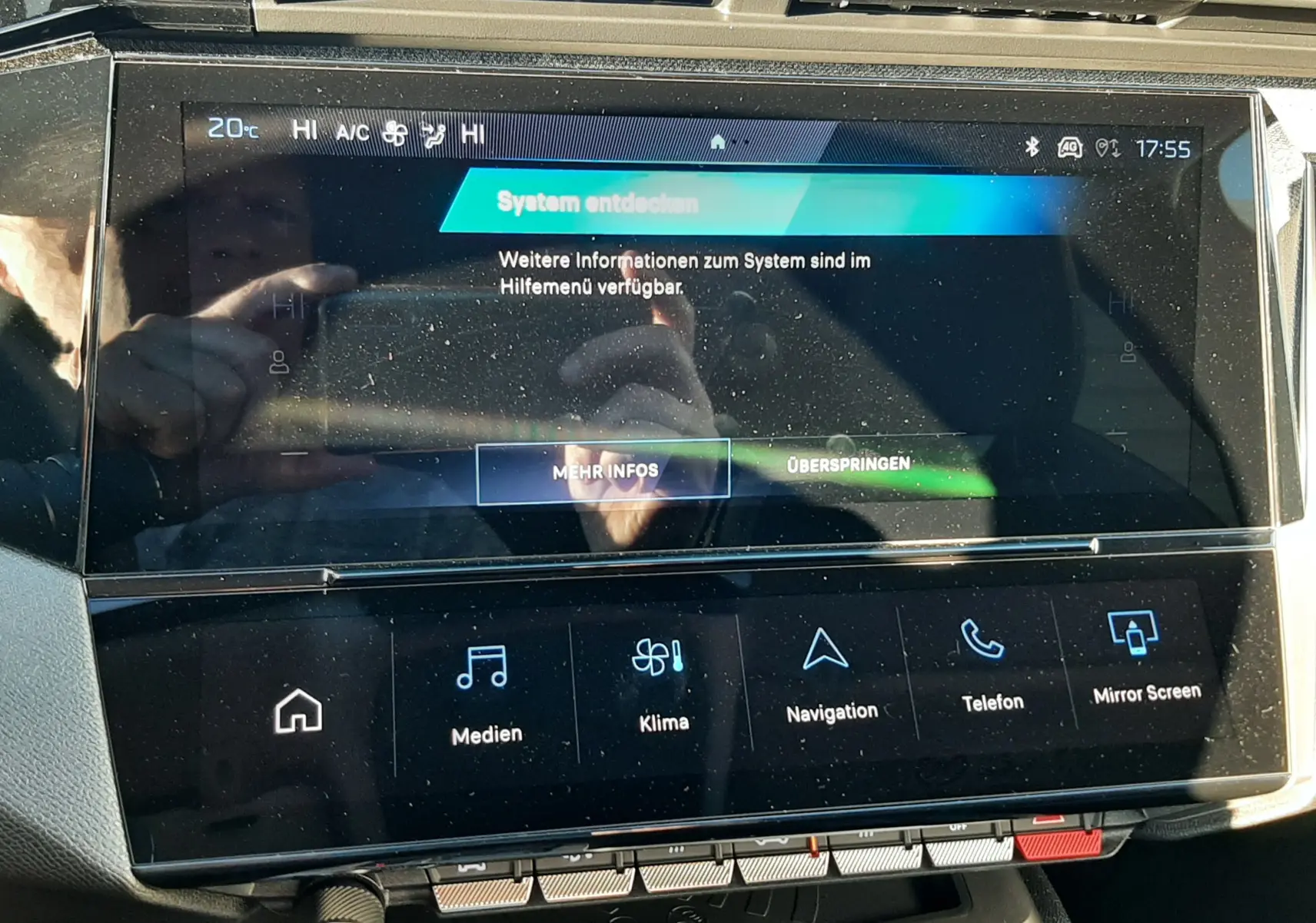 Écran tactile central du tableau de bord de la Peugeot 308 Bleu Obsession, affichant le menu système en allemand.