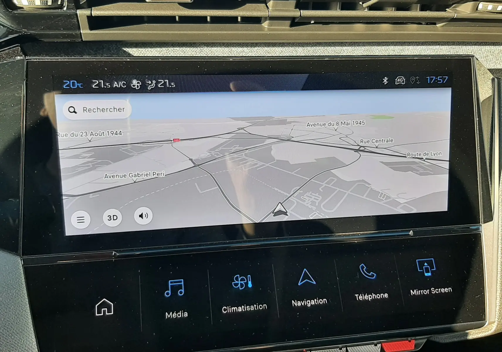 Écran tactile central de la Peugeot 308 Bleu Obsession 2025 affichant la navigation en mode 3D.