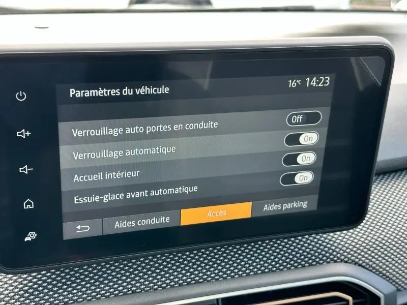 Écran tactile central affichant les paramètres du véhicule dans l'habitacle de la Dacia Sandero blanche 2025