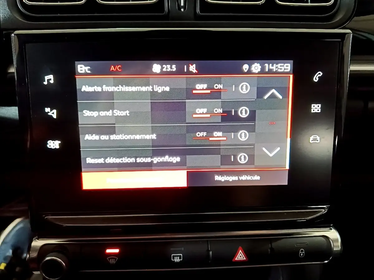 Écran tactile central de la Citroën C3 blanche 2023 affichant les réglages d'aide à la conduite et sécurité