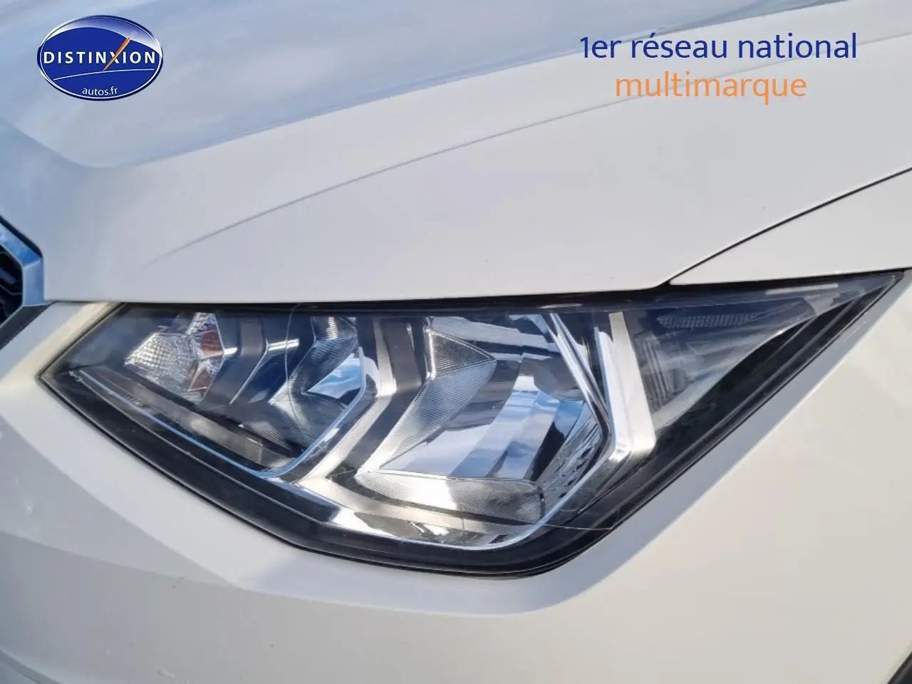 Gros plan sur le phare avant droit blanc d'une SEAT ARONA 2019, mettant en valeur ses lignes anguleuses et son éclairage LED.
